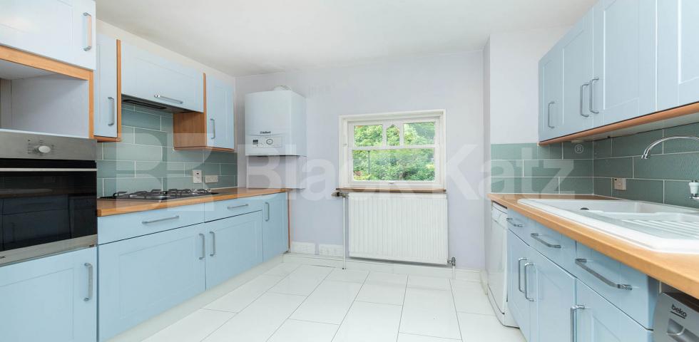 			STUNNING SPACIOUS ONE BED!, 1 Bedroom, 1 bath, 1 reception Apartment			 Warltersville Road, Archway / Crouch Hill